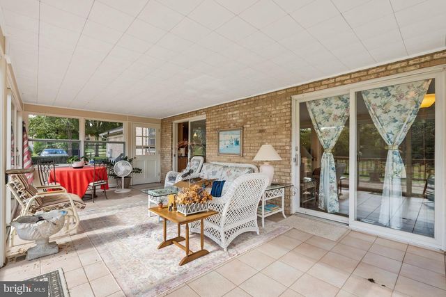 1207 TOWLSTON RD, Great Falls, VA 22066