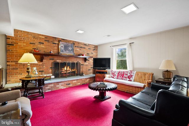 1207 TOWLSTON RD, Great Falls, VA 22066