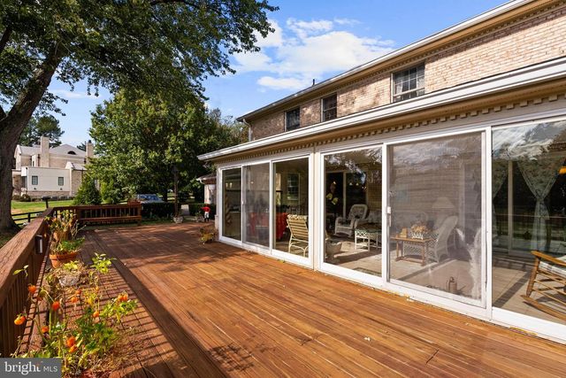 1207 TOWLSTON RD, Great Falls, VA 22066