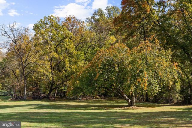 1207 TOWLSTON RD, Great Falls, VA 22066