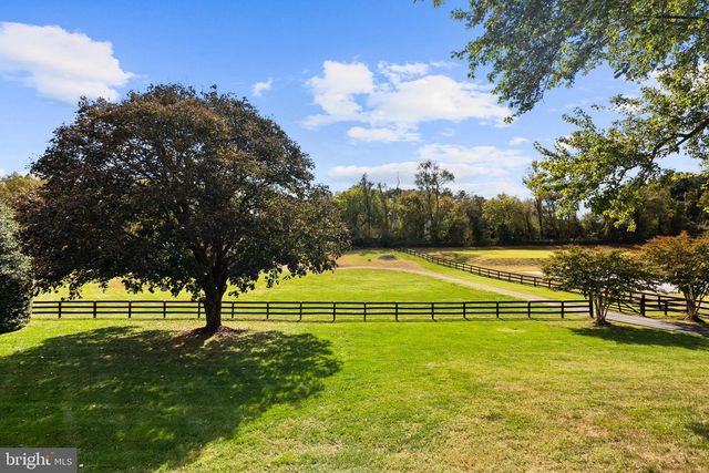 1207 TOWLSTON RD, Great Falls, VA 22066