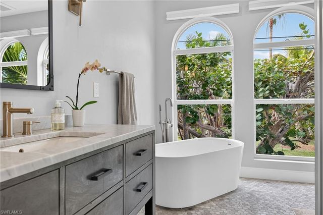 1552 San Carlos Bay DR, Sanibel, FL 33957