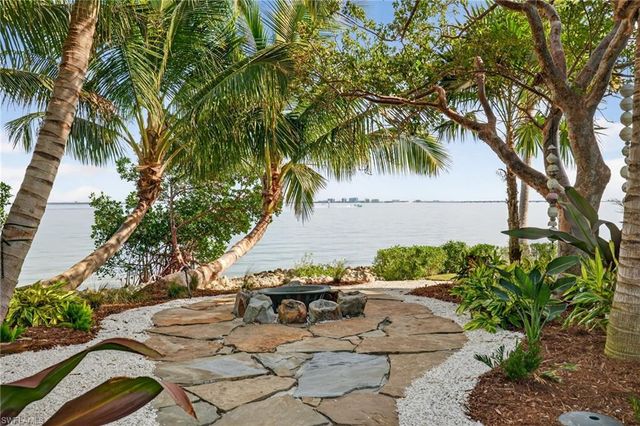 1552 San Carlos Bay DR, Sanibel, FL 33957