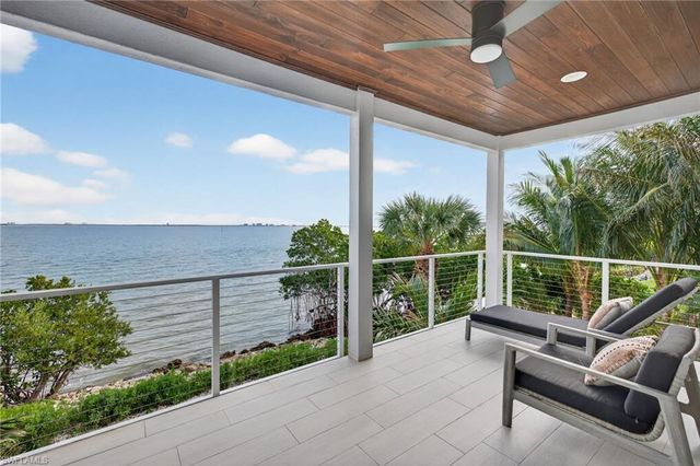 1552 San Carlos Bay DR, Sanibel, FL 33957
