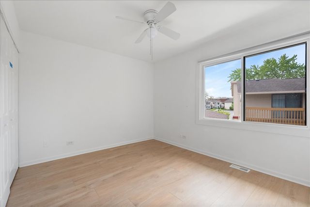 36 CONSTITUTION Court, Vernon Hills, IL 60061