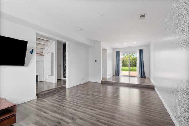 36 CONSTITUTION Court, Vernon Hills, IL 60061