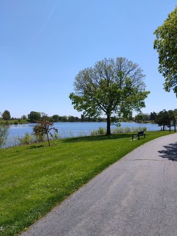 36 CONSTITUTION Court, Vernon Hills, IL 60061