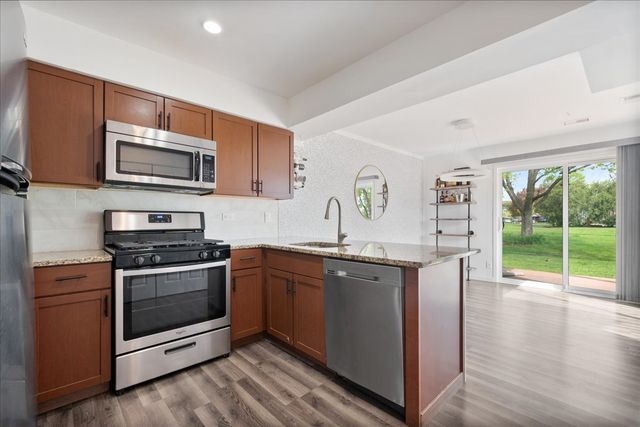 36 CONSTITUTION Court, Vernon Hills, IL 60061