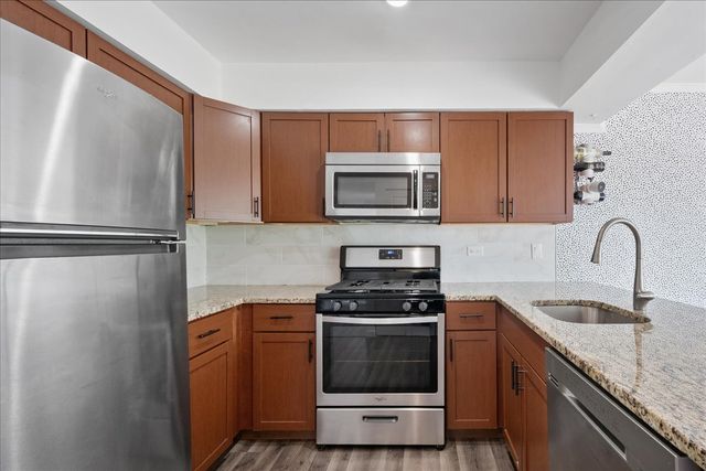 36 CONSTITUTION Court, Vernon Hills, IL 60061