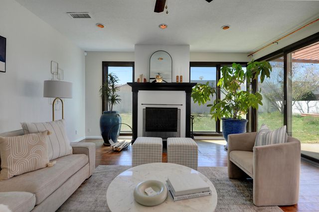 1724 Chacoma Place SW, Albuquerque, NM 87104