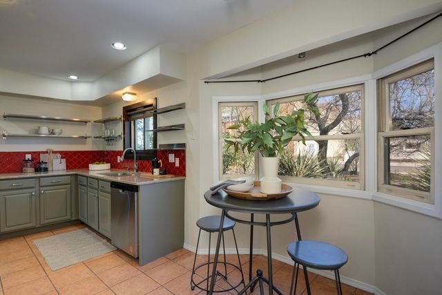 1724 Chacoma Place SW, Albuquerque, NM 87104