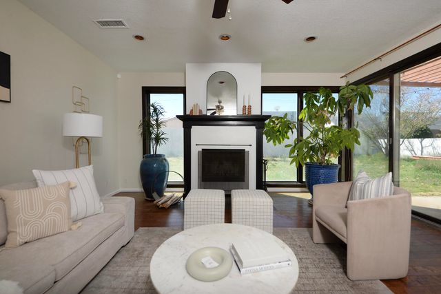 1724 Chacoma Place SW, Albuquerque, NM 87104