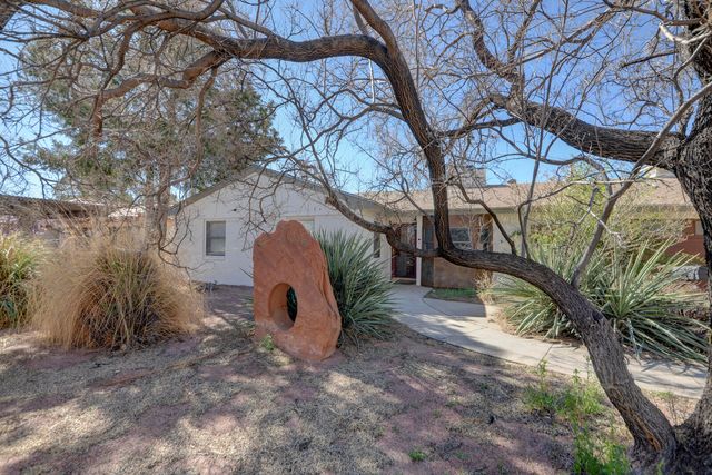 1724 Chacoma Place SW, Albuquerque, NM 87104