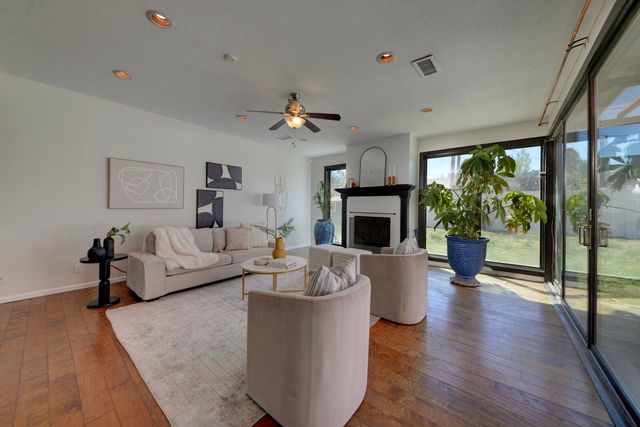 1724 Chacoma Place SW, Albuquerque, NM 87104