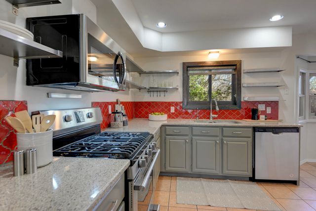 1724 Chacoma Place SW, Albuquerque, NM 87104