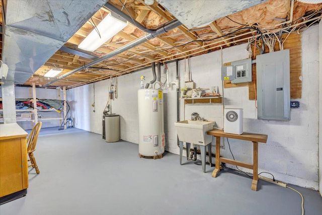 216 Pine Knob CIR, Moneta, VA 24121