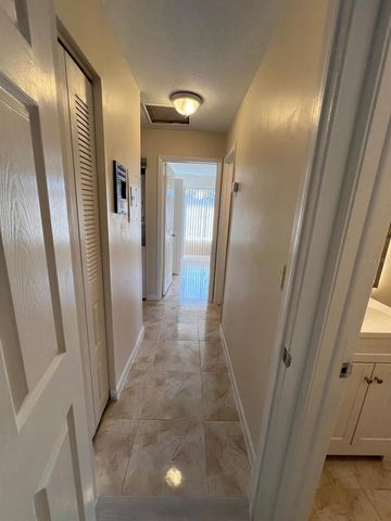 8609 HURON COURT 29, Tampa, FL 33614