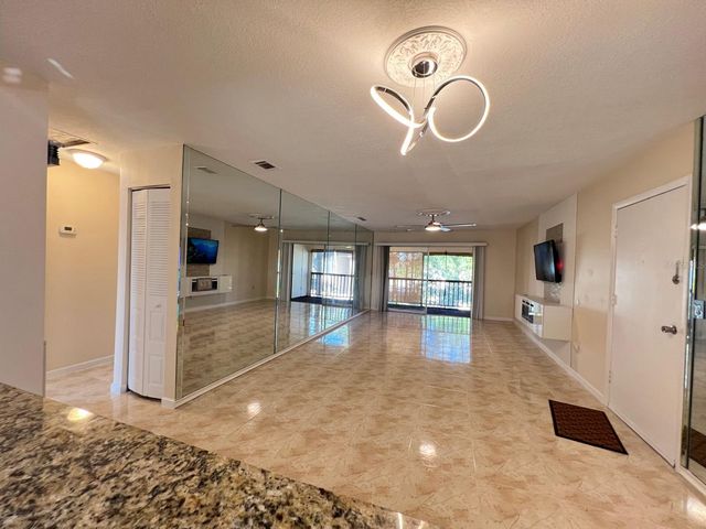 8609 HURON COURT 29, Tampa, FL 33614