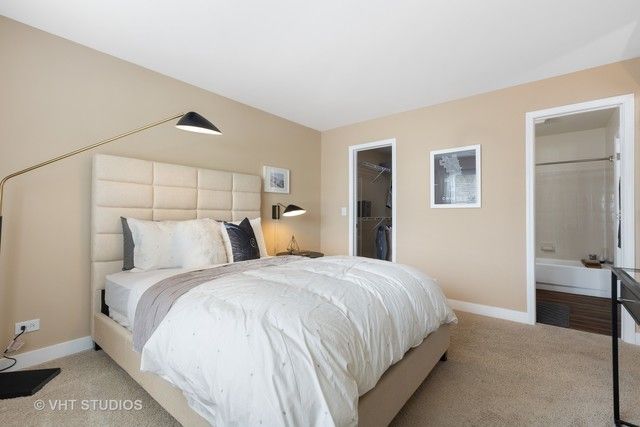 8 Sterling Circle 206, Wheaton, IL 60189