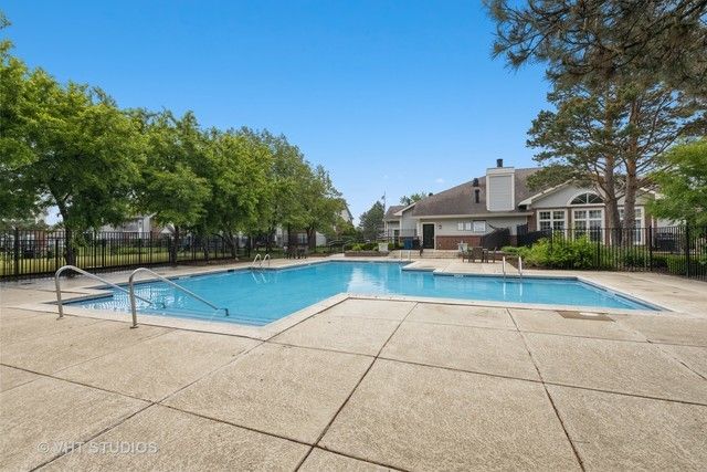 8 Sterling Circle 206, Wheaton, IL 60189