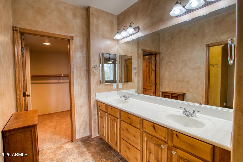 Image 12 of property listing at 2970 W Villa Loop, Show Low, AZ 85901