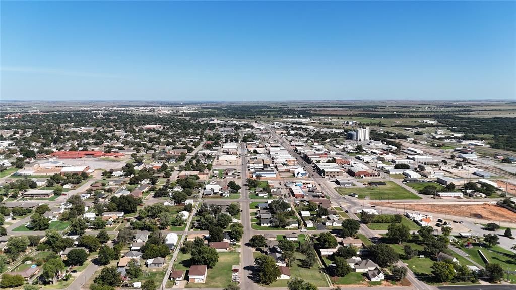 Image 8 of property listing at 201 N 3 RD Street, Weatherford, OK 73096