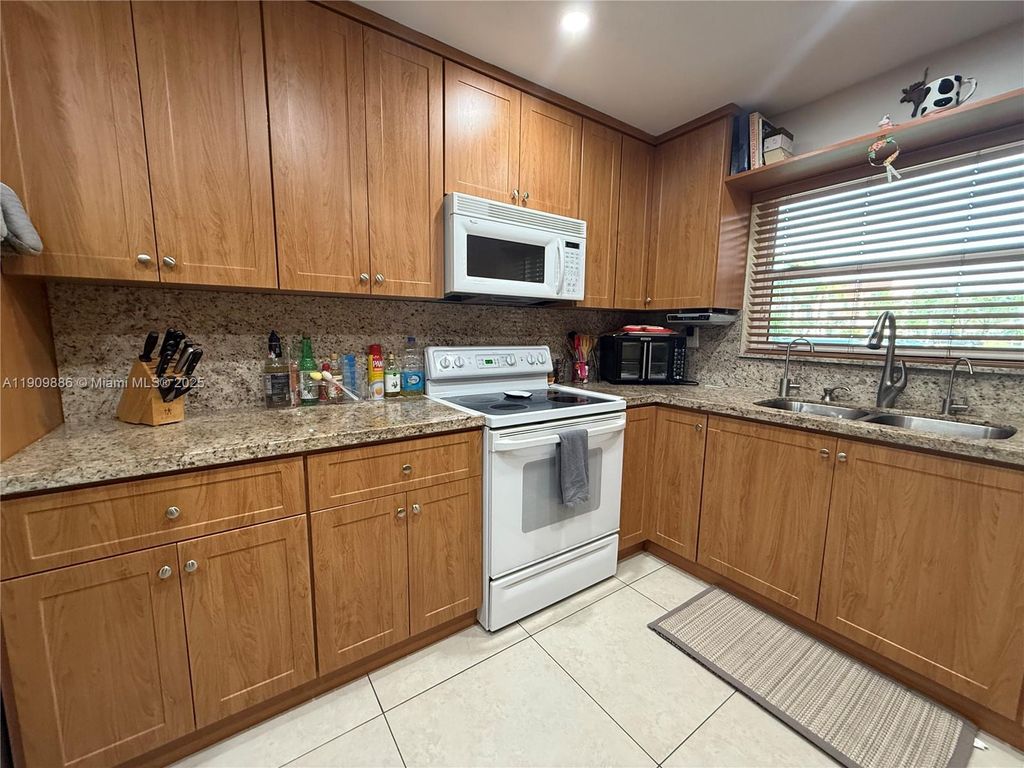 9741 Sunrise Lakes Blvd 107, Sunrise, FL 33322