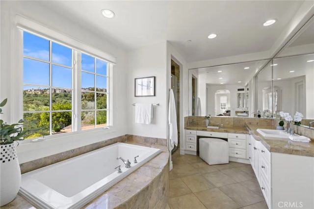 28 Sandy Cv, Newport Coast, CA 92657