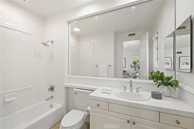 28 Sandy Cv, Newport Coast, CA 92657
