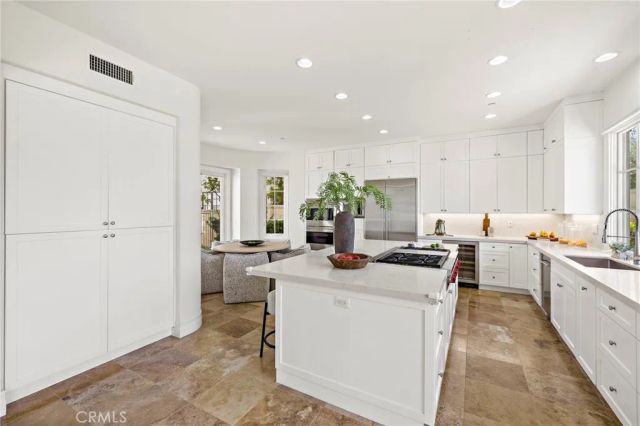 28 Sandy Cv, Newport Coast, CA 92657