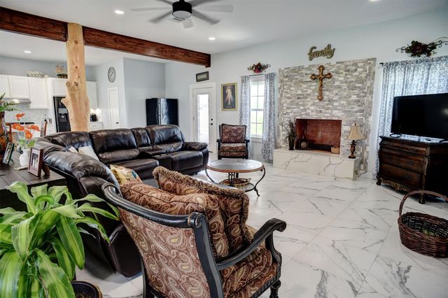 626 Sparta Field RD, Waelder, TX 78959