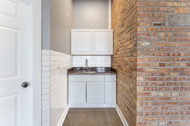 5436 W Fullerton Avenue, Chicago, IL 60639