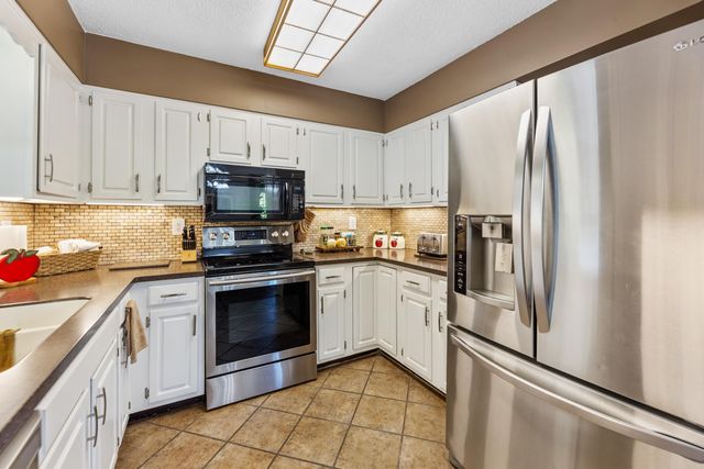 2012 N Burr Hill, Derby, KS 67037