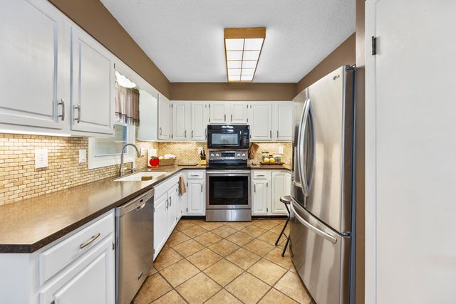 2012 N Burr Hill, Derby, KS 67037