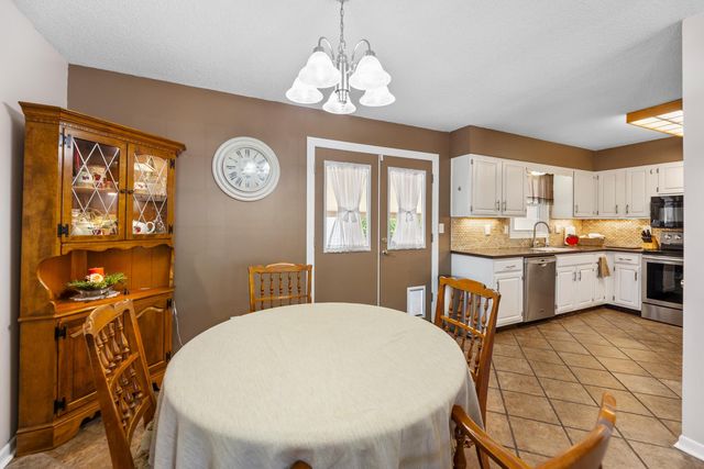 2012 N Burr Hill, Derby, KS 67037