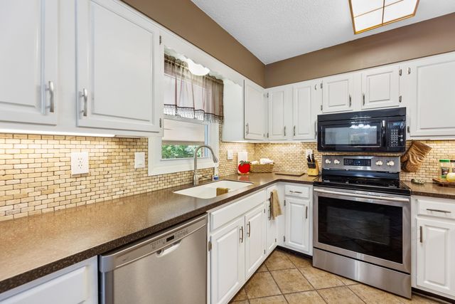 2012 N Burr Hill, Derby, KS 67037
