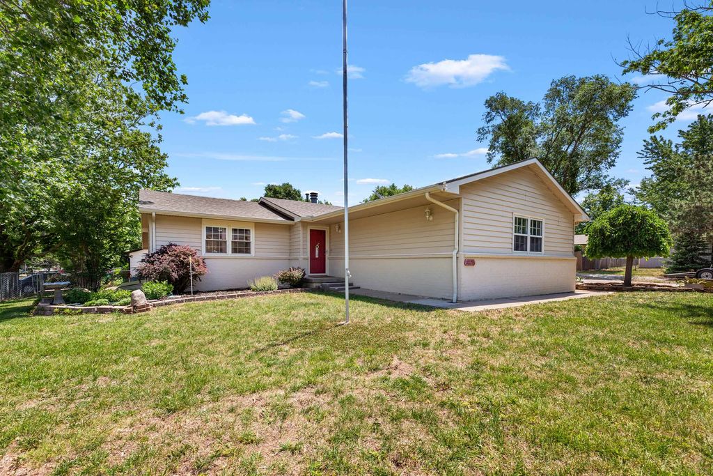 2012 N Burr Hill, Derby, KS 67037