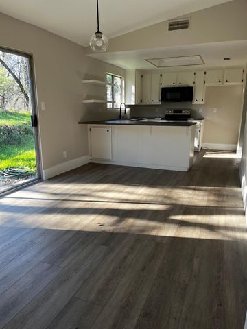 5575 Stanley Dr, Auburn, CA 95602