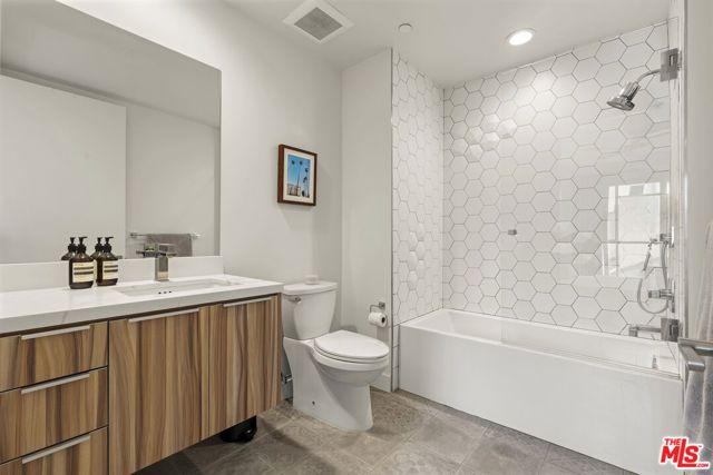 3981 Moore Street 301, Los Angeles, CA 90066