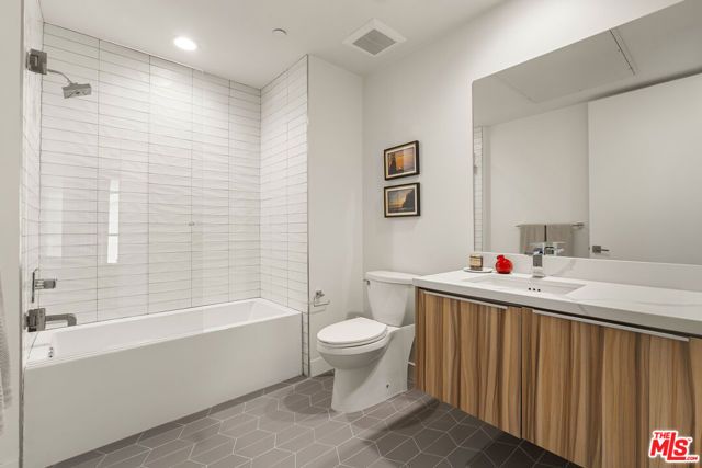 3981 Moore Street 301, Los Angeles, CA 90066