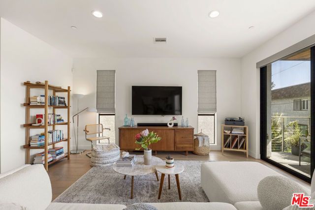 3981 Moore Street 301, Los Angeles, CA 90066