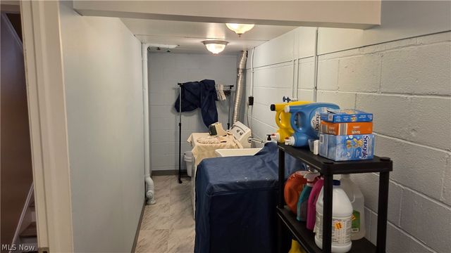 9284 Willow Lane, Olmsted Falls, OH 44138