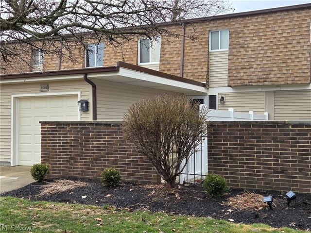 9284 Willow Lane, Olmsted Falls, OH 44138