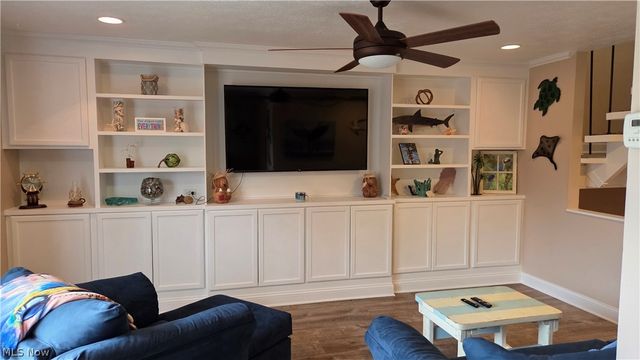 9284 Willow Lane, Olmsted Falls, OH 44138