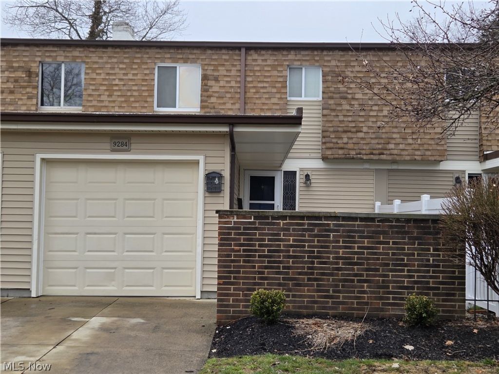 9284 Willow Lane, Olmsted Falls, OH 44138