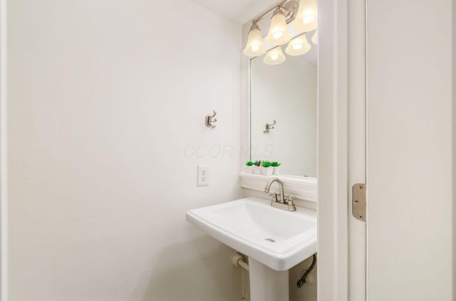 2564 Shore Line Lane, Columbus, OH 43221