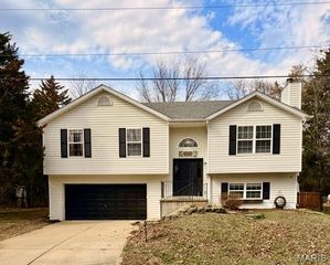 2309 W Squire Road, Lake Sherwood, MO 63357