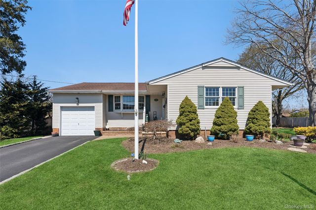 189 N Iowa Avenue, Massapequa, NY 11758