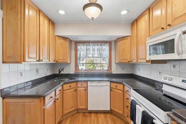 189 N Iowa Avenue, Massapequa, NY 11758