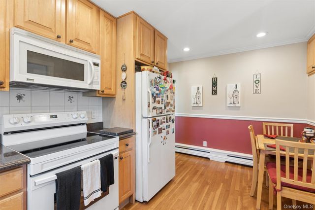 189 N Iowa Avenue, Massapequa, NY 11758